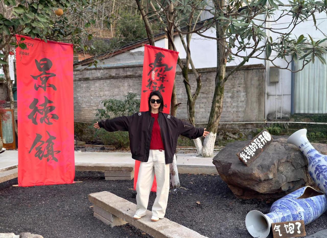 亲爱的老己：今年做个温暖的人，以最大的平静去爱，我们不确定的生活，人静，心安，物