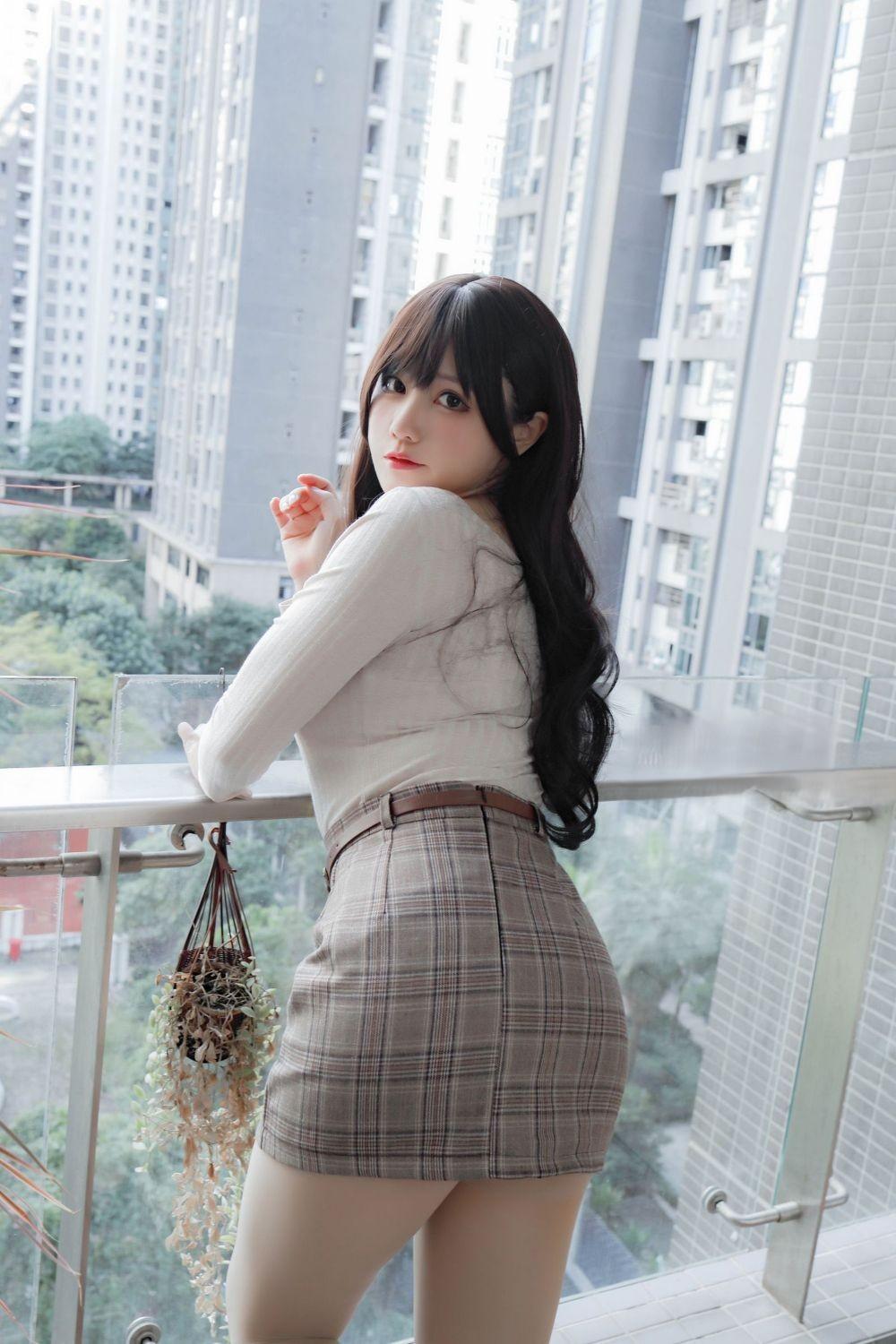 晒图笔记大赛米白修身针织衫配棕调格纹短裙，搭棕腰带与黑高跟，是轻熟甜美的都市精致