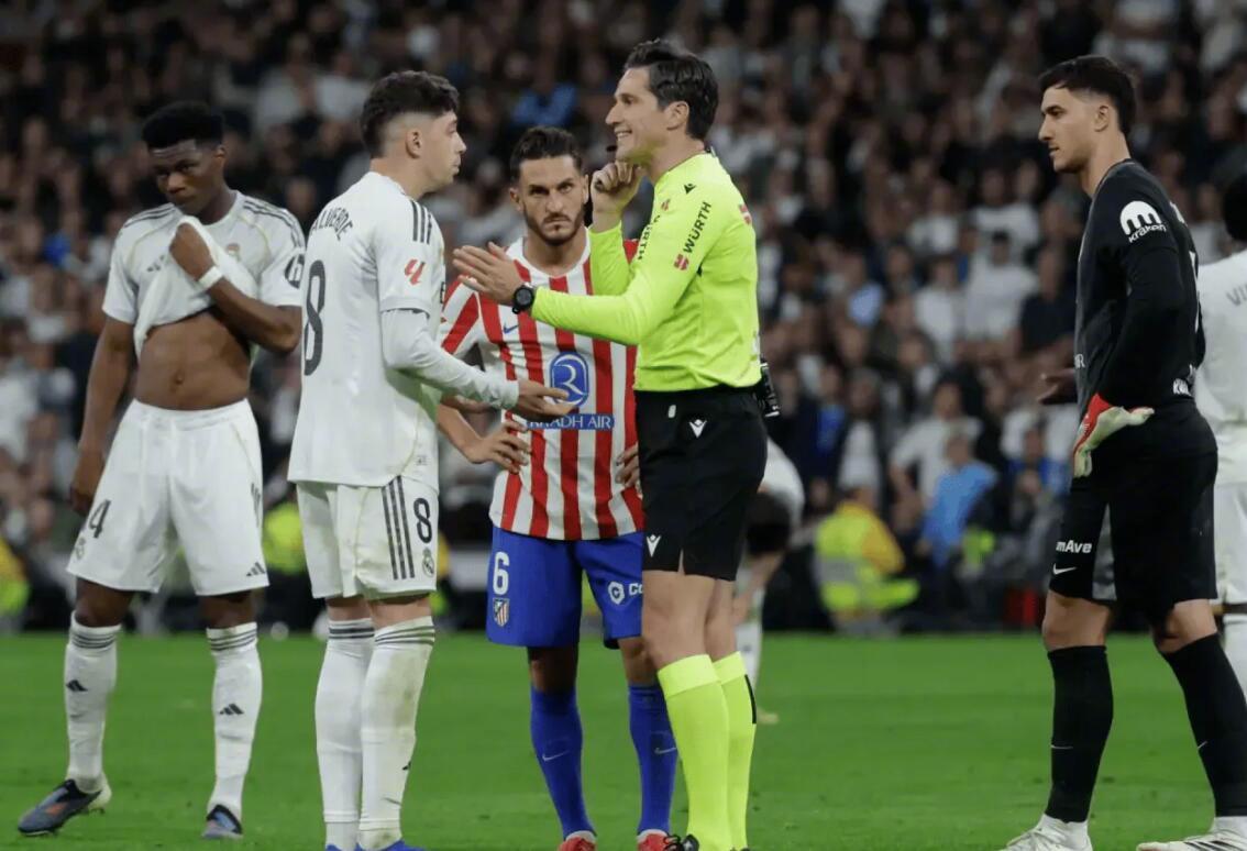 【马卡：皇马方面不满球队在西甲犯规数第2少，红牌却是第3多】在本轮西甲马德里德比