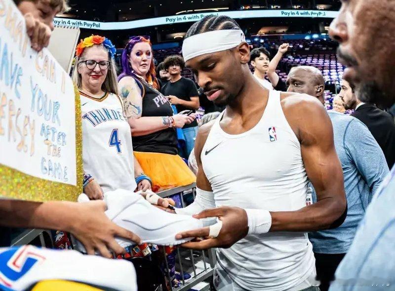 NBA季后赛首轮G3卫冕冠军雷霆vs太阳，雷霆二当家杰伦-威廉姆斯因伤缺席。亚历