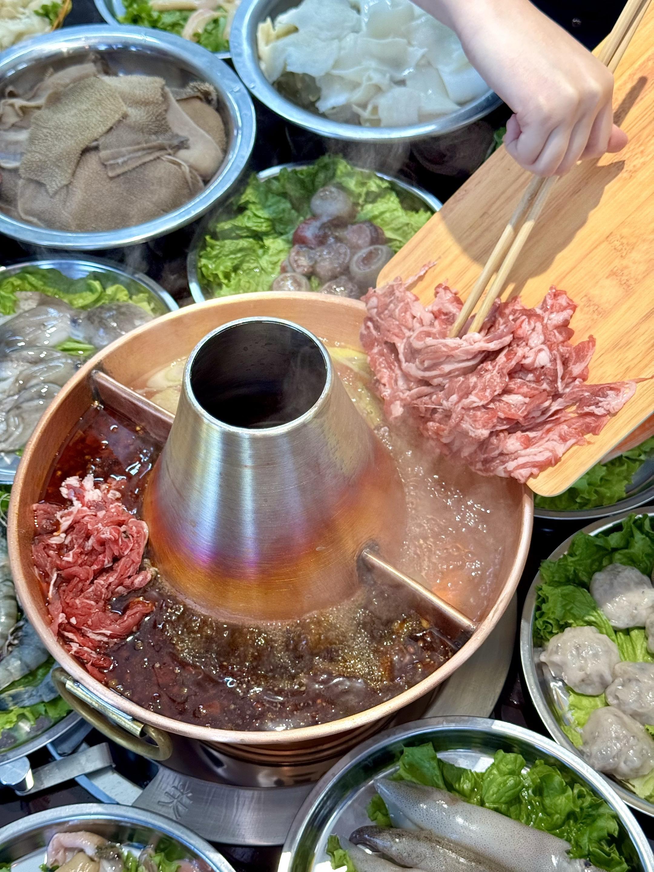 大连千平铜锅涮肉新店🔥火锅脑袋速冲 每一份肉品都是超大份量，真是吃爽了！