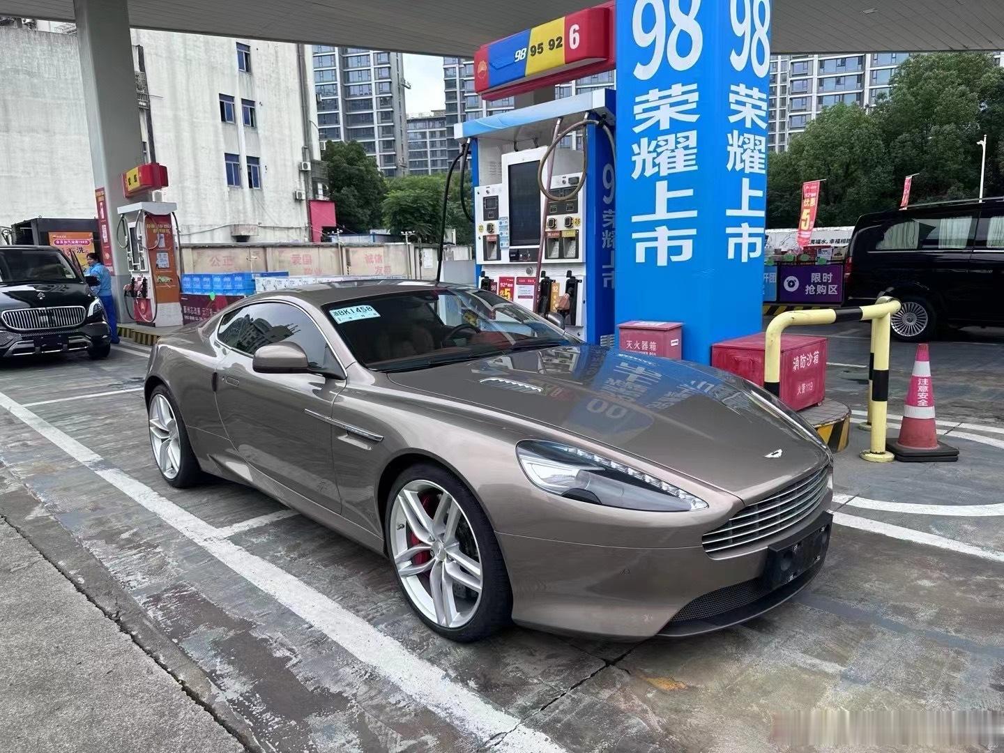 阿斯顿马丁DB9 V12，全车透明车衣 ，真好看。 ​​​