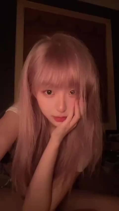 曝女网红张艺凡出轨  男网红7ce发文与女友张艺凡分手了，原因是发现女方出轨了…