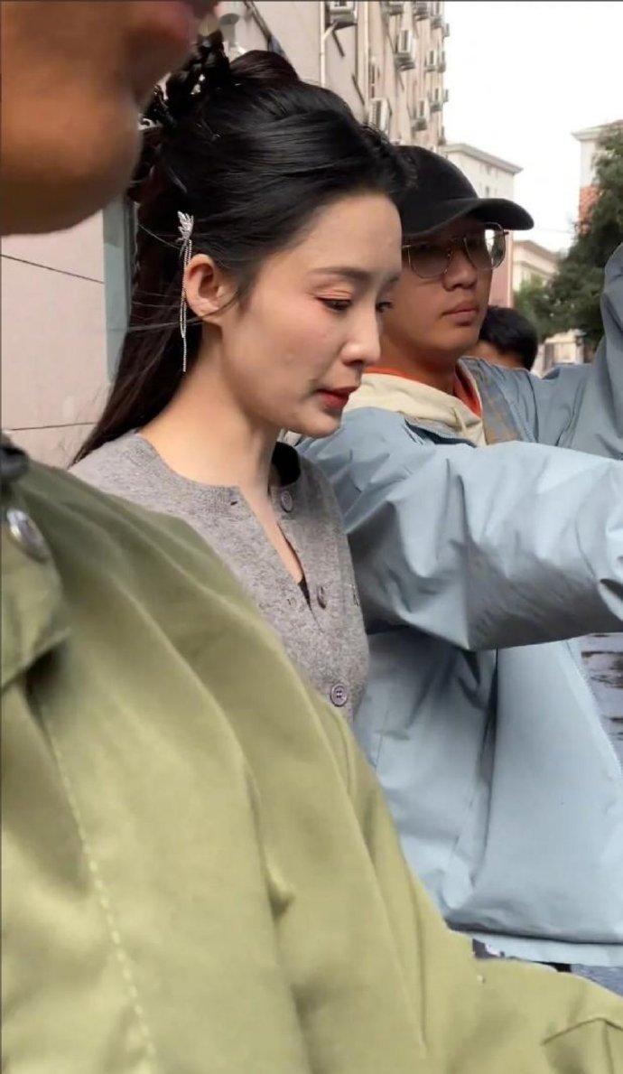 原来李沁也一脸痘印，满脸浮粉啊，普通人不要有焦虑了 ​ ​​​