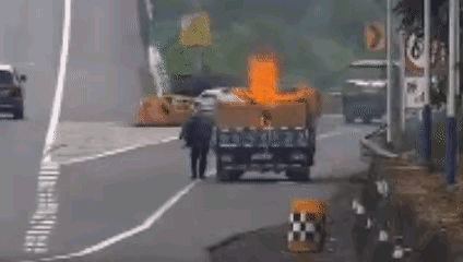 这个司机反应还是比较快的，拉了一车电缆线自燃着火了，自己努力扑救一会不奏效之后，