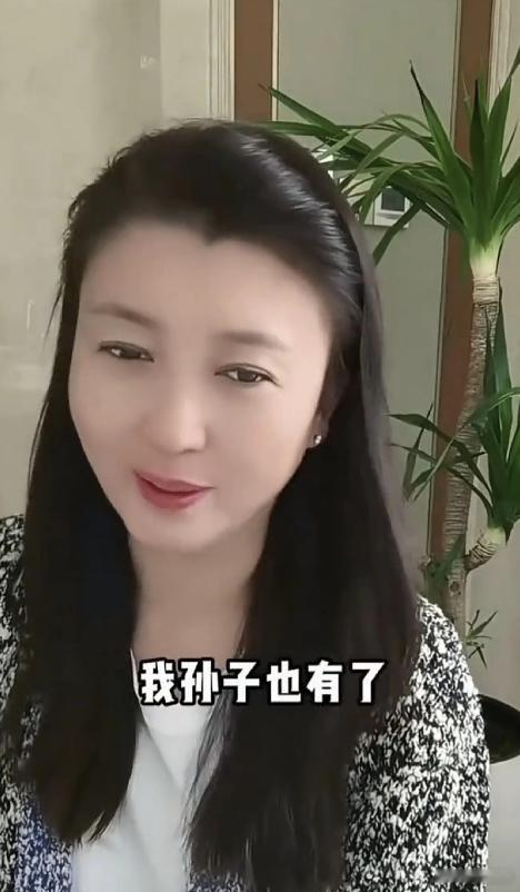 闫学晶又“嘚瑟”上了：“我是成功女士，北京户口，三亚大房子，儿媳妇漂亮，儿子一米