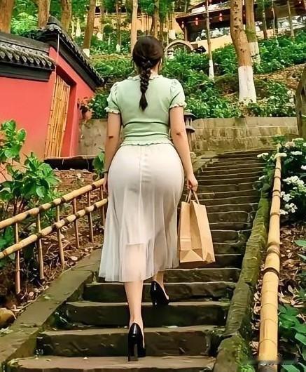 夏日生活打卡季深山藏古寺，步步入清宁。赴静谧山林之约，随行跟拍一路美景，风光尽收