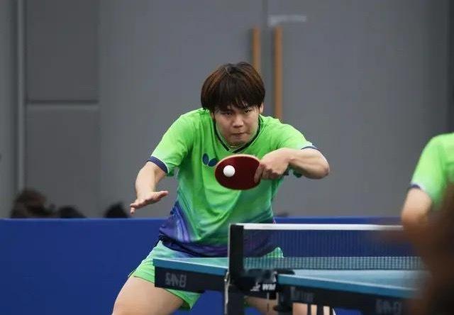 标题：通勤差距巨大！国乒往返场馆要3小时，日乒仅需30分钟，备战条件引热议名古屋