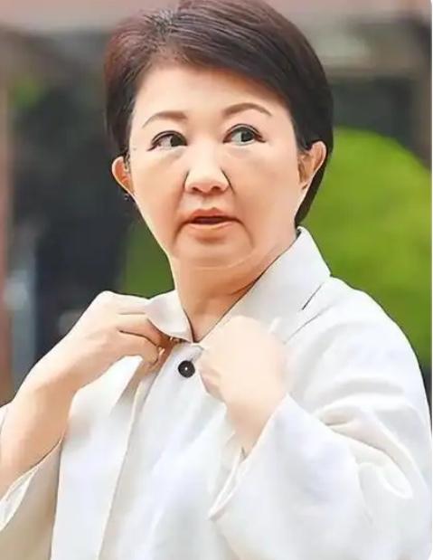 卢秀燕访美这事儿，简直就是跳梁小丑的闹剧。她这种行为完全是与中华民族背道而驰，是