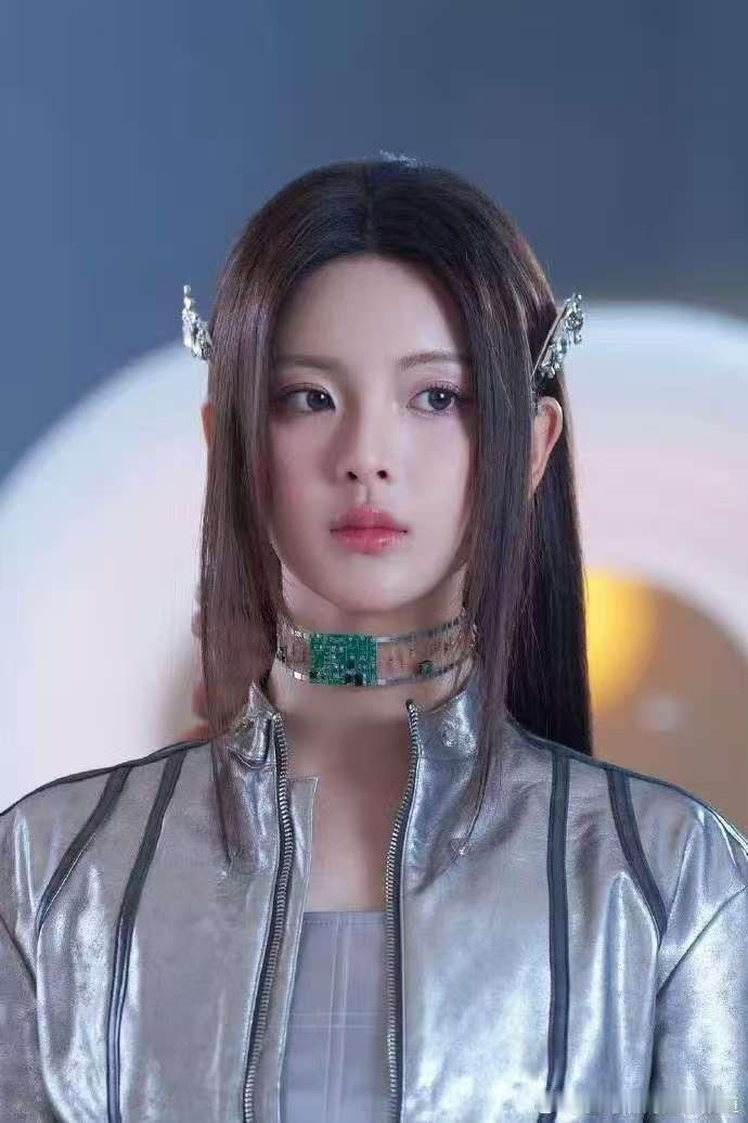 这眉眼，这气质，不是杨超越是谁？”机械姬造型把她的五官衬得更立体，没开口前满脑子