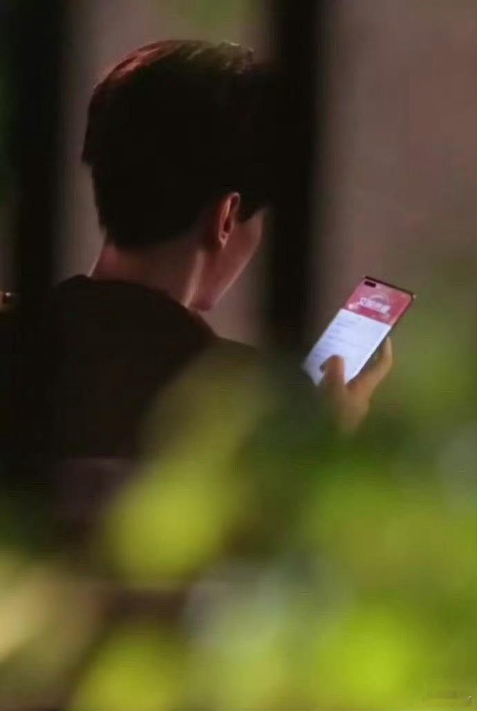 田栩宁在看文娱热搜谁给田栩宁发个防窥膜链接吧，别正刷着在屏幕上看到自己的手机屏幕