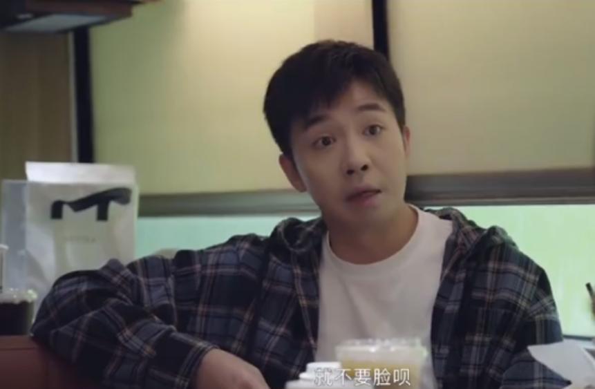 如果不是14年前那场烧毁39%皮肤的大火，俞灏明可能早就“死”了。
那场意外，直