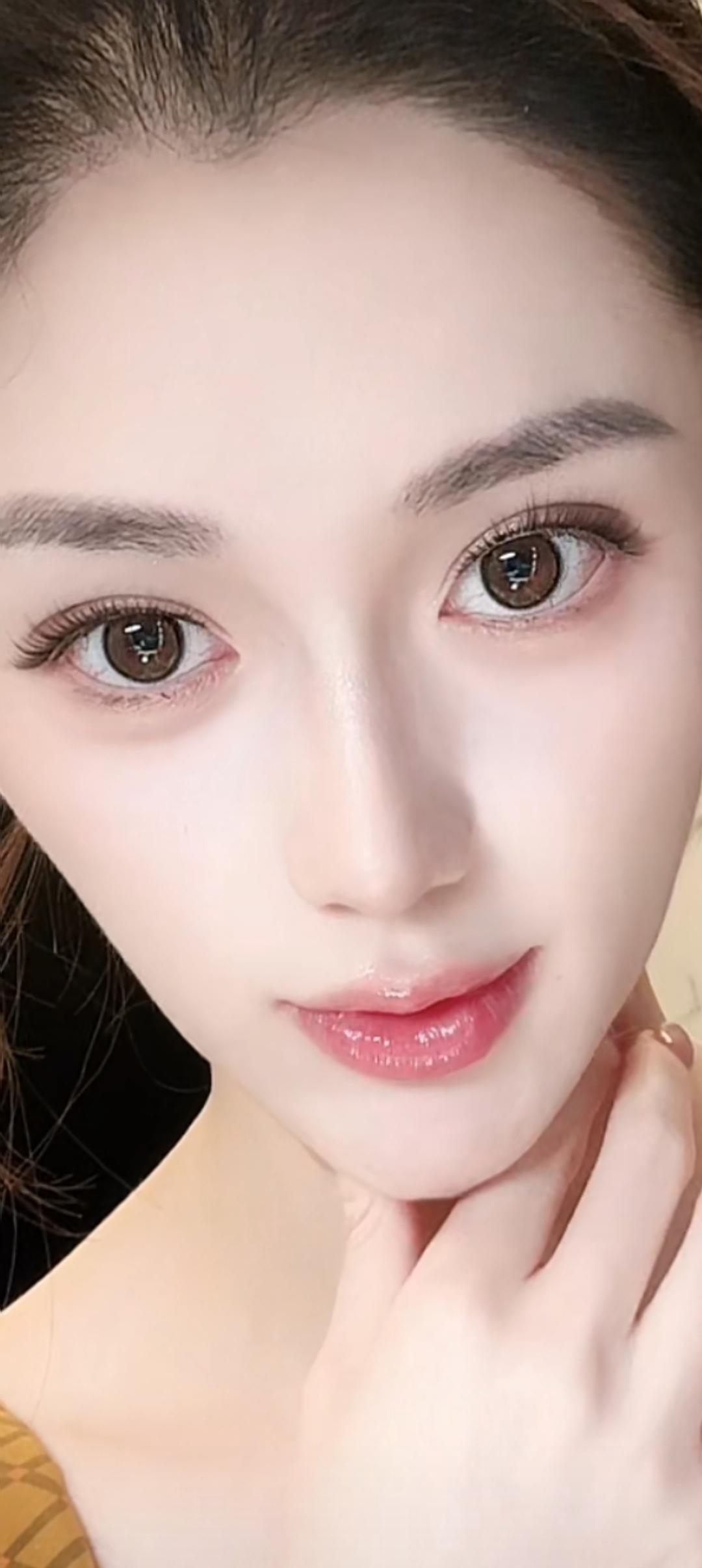 这姑娘的眼睛好大好亮！