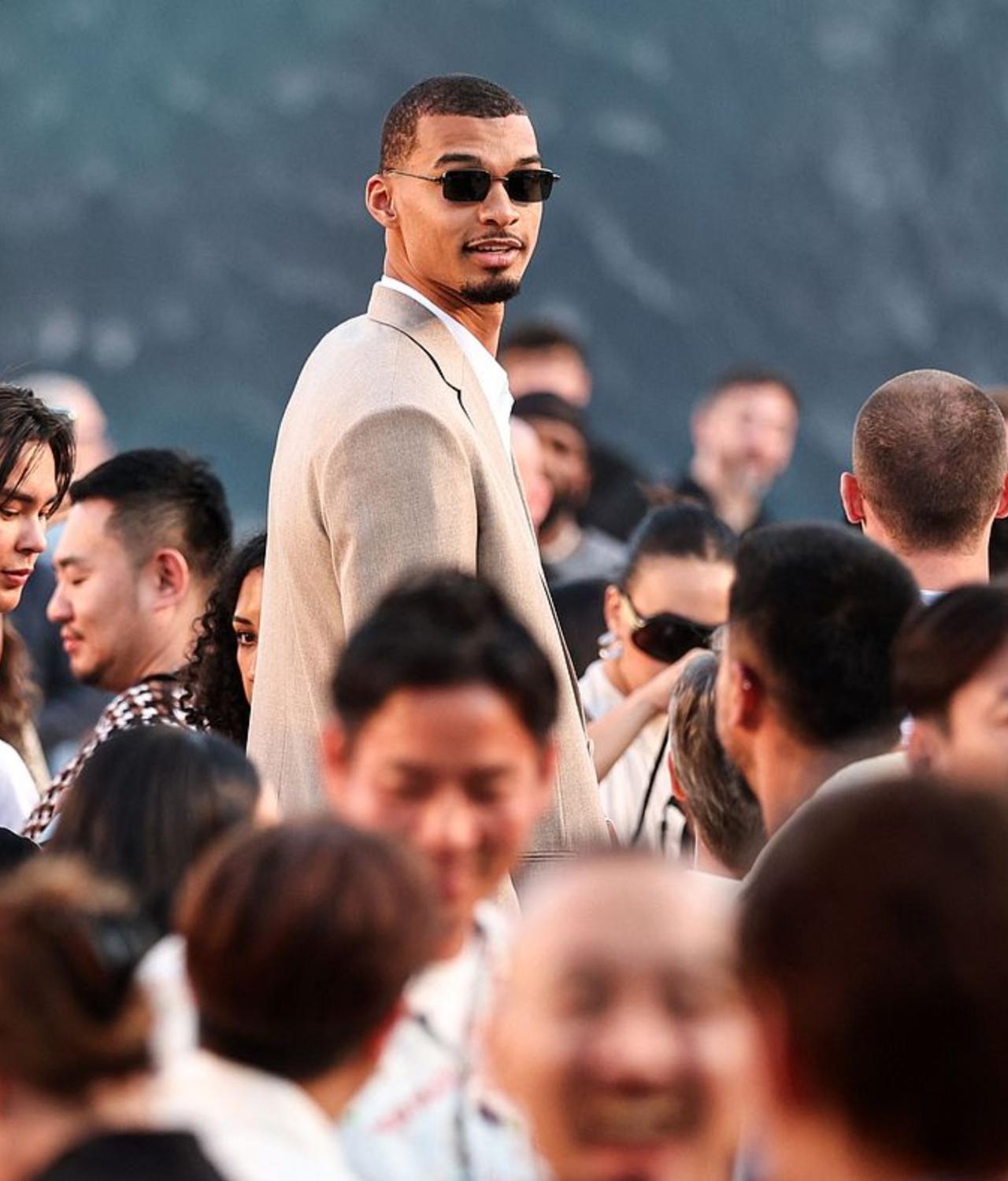 身高2米26能成为时尚达人吗？答案是可以。今夏NBA巨星文班亚马在出席某时尚活动