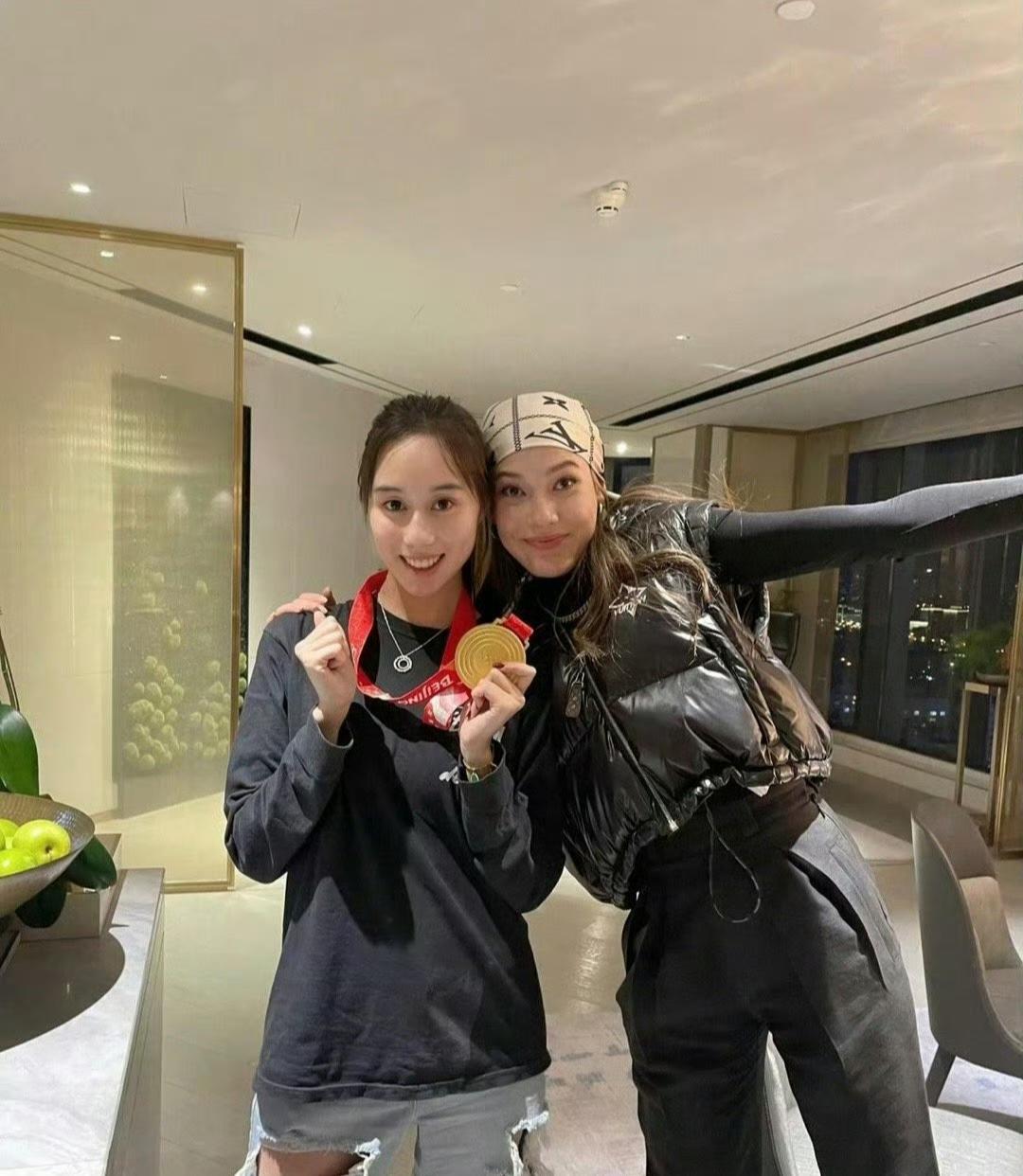 谷爱凌的朋友圈！谷爱凌(右)身旁的女士是何超欣(左)，她是澳门“赌王”何鸿燊与四