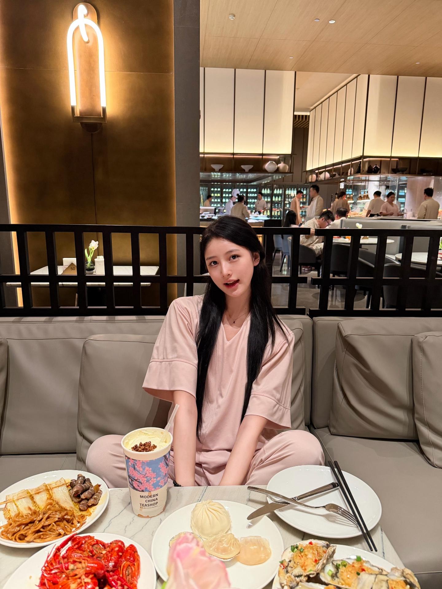 以前累了只会偷偷流泪 现在累了只会按摩开背