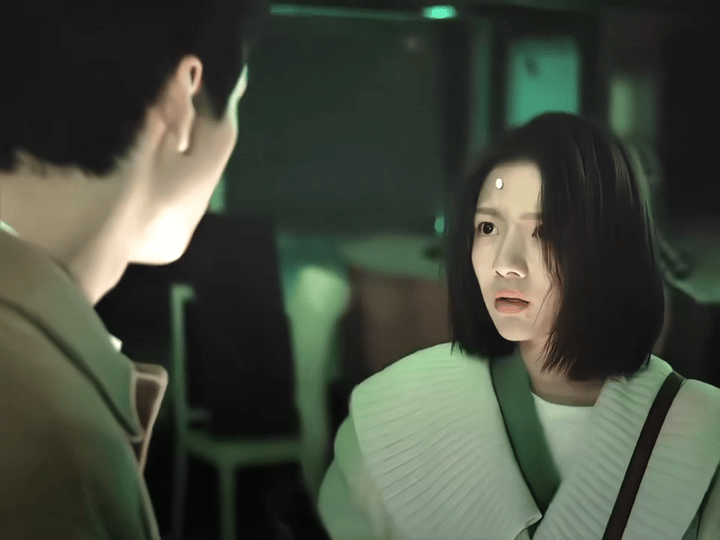 任敏你头上扎图钉了任敏也太会制造反差了吧！《家事法庭》查案脑门上扎图钉，又拼又可