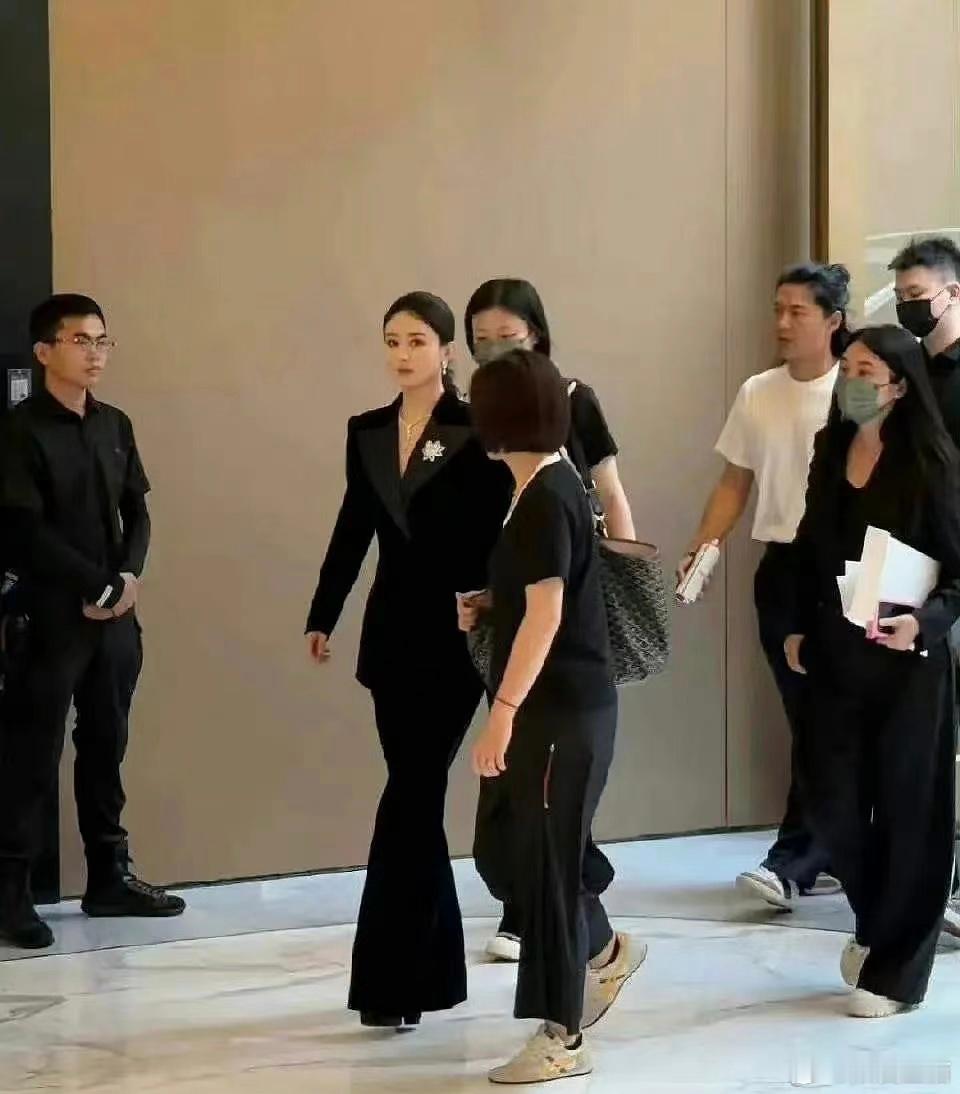 赵丽颖这是穿了多高的鞋子？是想模仿杨幂的造型吗 ​​​