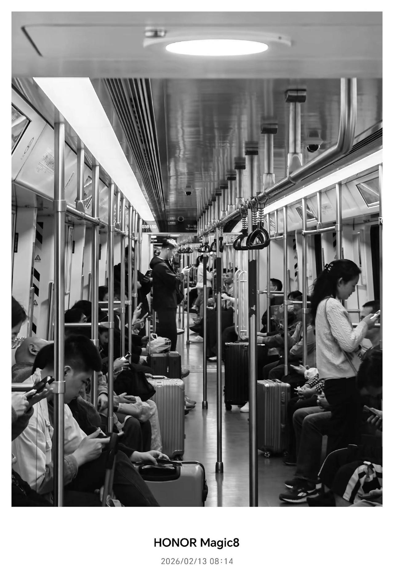 年前-广州地铁。年前上班的人潮，虽有减少，但地铁前中仍旧多人，在年前的不同时刻，