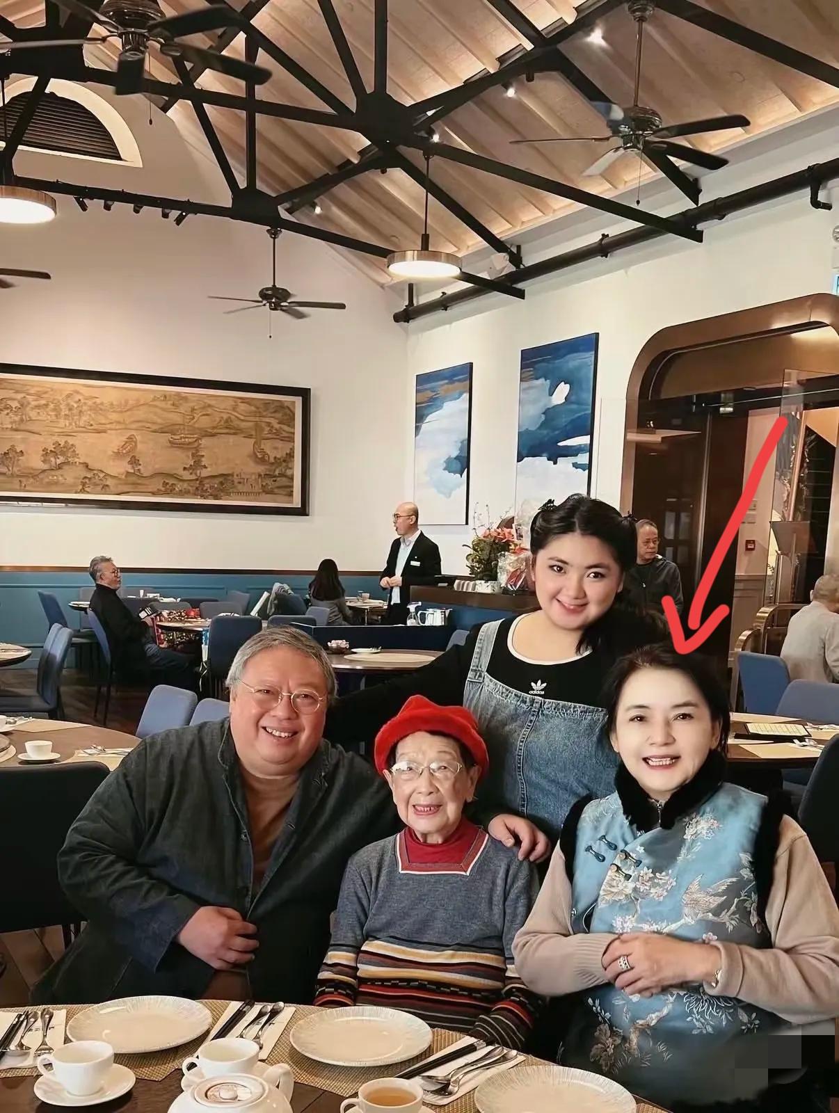 这是一张全家福，相片中这个女人曾是一代人的梦中女神，不但人长的漂亮，演技也非常的