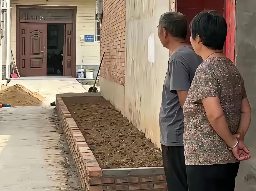 朋友们碰上这样的邻居你会怎么做？这次回老家，发现通往我家的路被邻居家故意砌的花圃