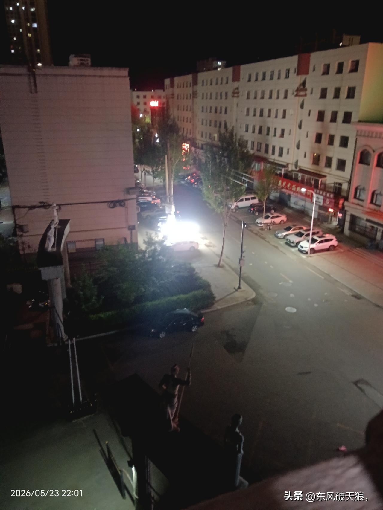 为了生活而努力
夜深十点，准备入睡时，无意间望向窗外，路边不知何时多了一辆小吃售