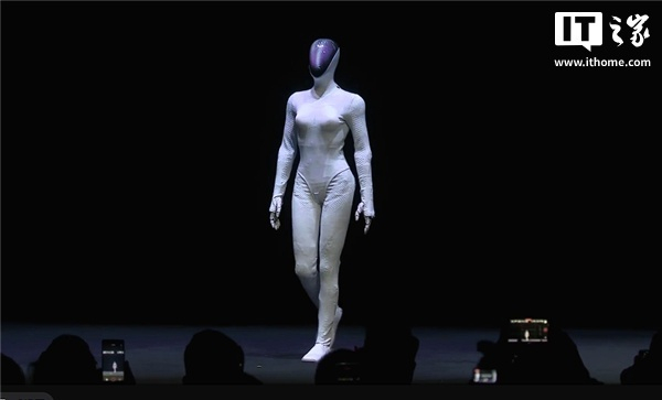 马斯克称机器人市场将由特斯拉和中国主导【马斯克评价小鹏机器人身材不错：整个机器人