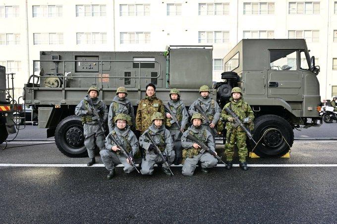 小泉进次郎：今天，我视察了陆上自卫队大宫驻屯地的第32普通科联队、化学学校以及中