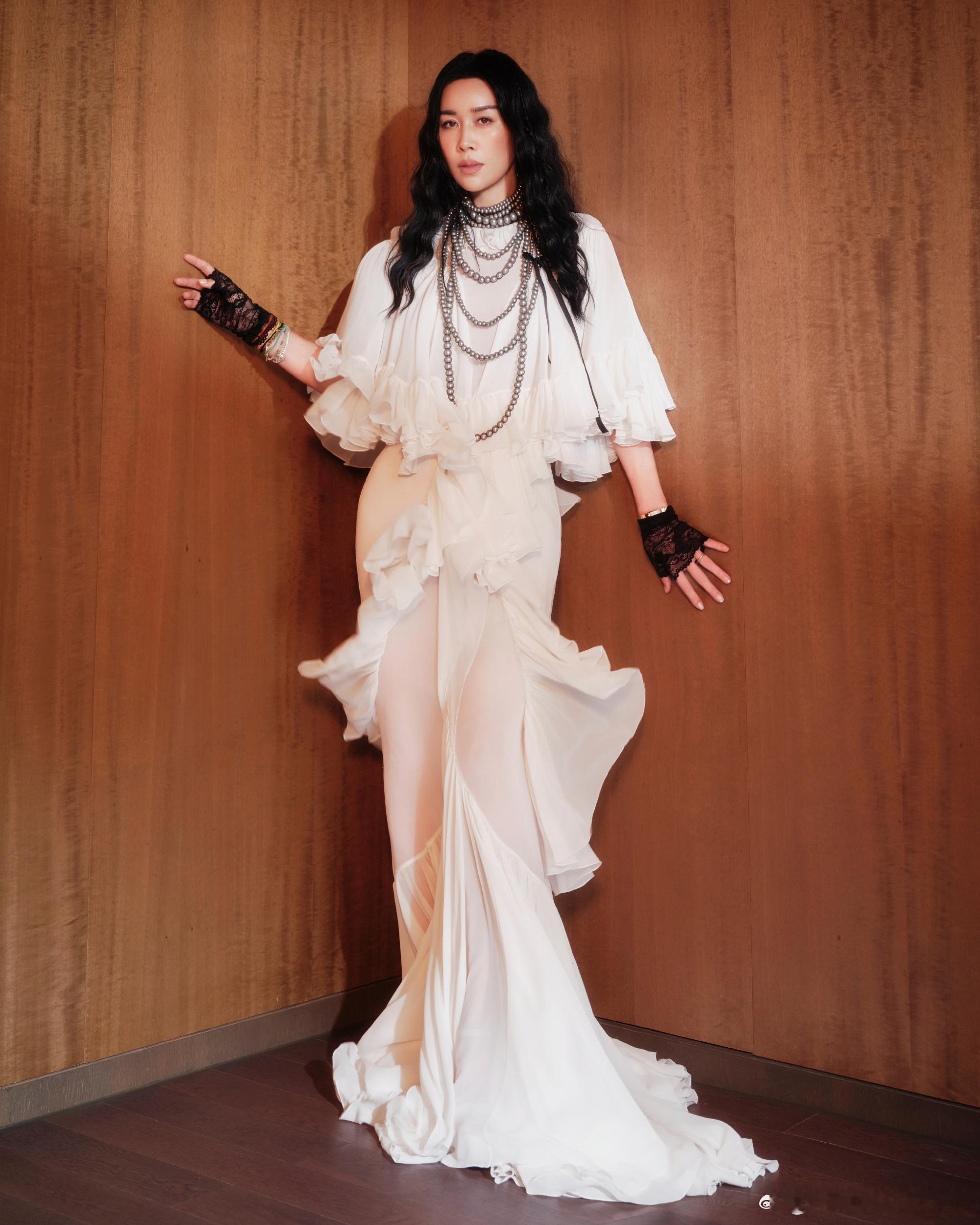 那英窦靖童好听 那英和窦靖童的首次同台亮相让人期待不已，母女情深的歌声让人动容，