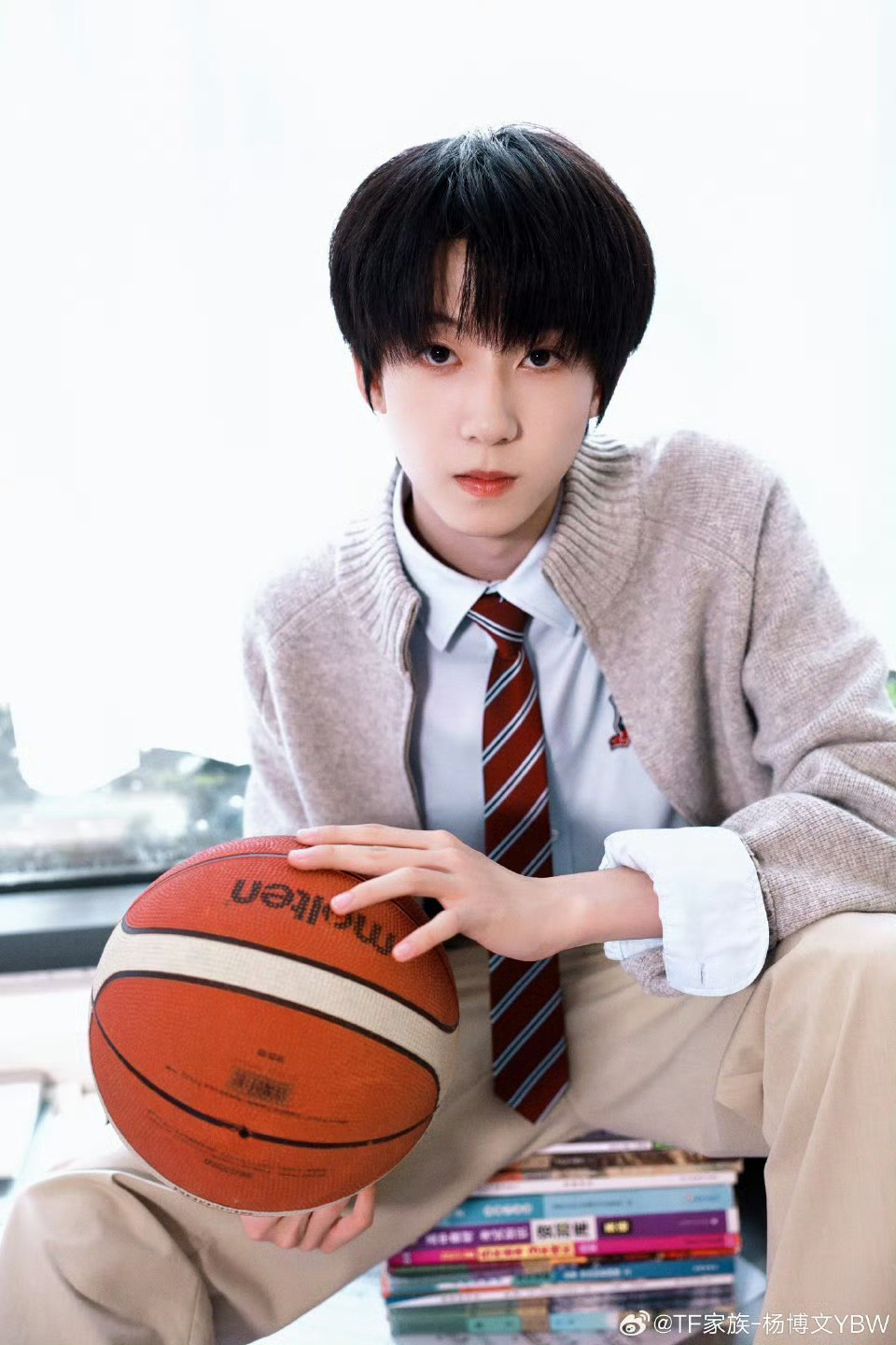 在杨博文怀里躲过扫射哥控杨博文的第一条角色博 谁还没在杨博文怀里躲过扫射哥控！周