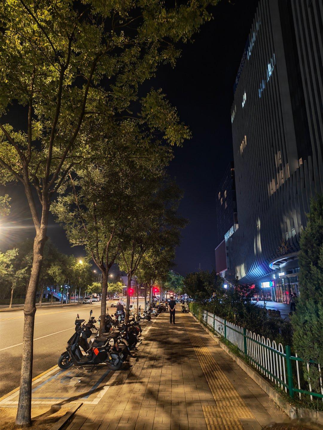 9月的北京，非常舒服，晚风吹过，感觉极其的舒适。 ​​​