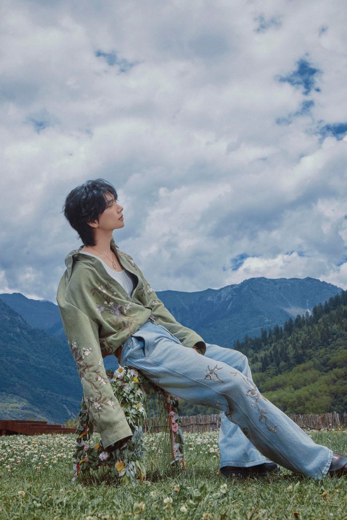 洪知秀欧阳娜娜同框 VOGUE 活动现场迎来梦幻联动，洪知秀和欧阳娜娜同框合影，