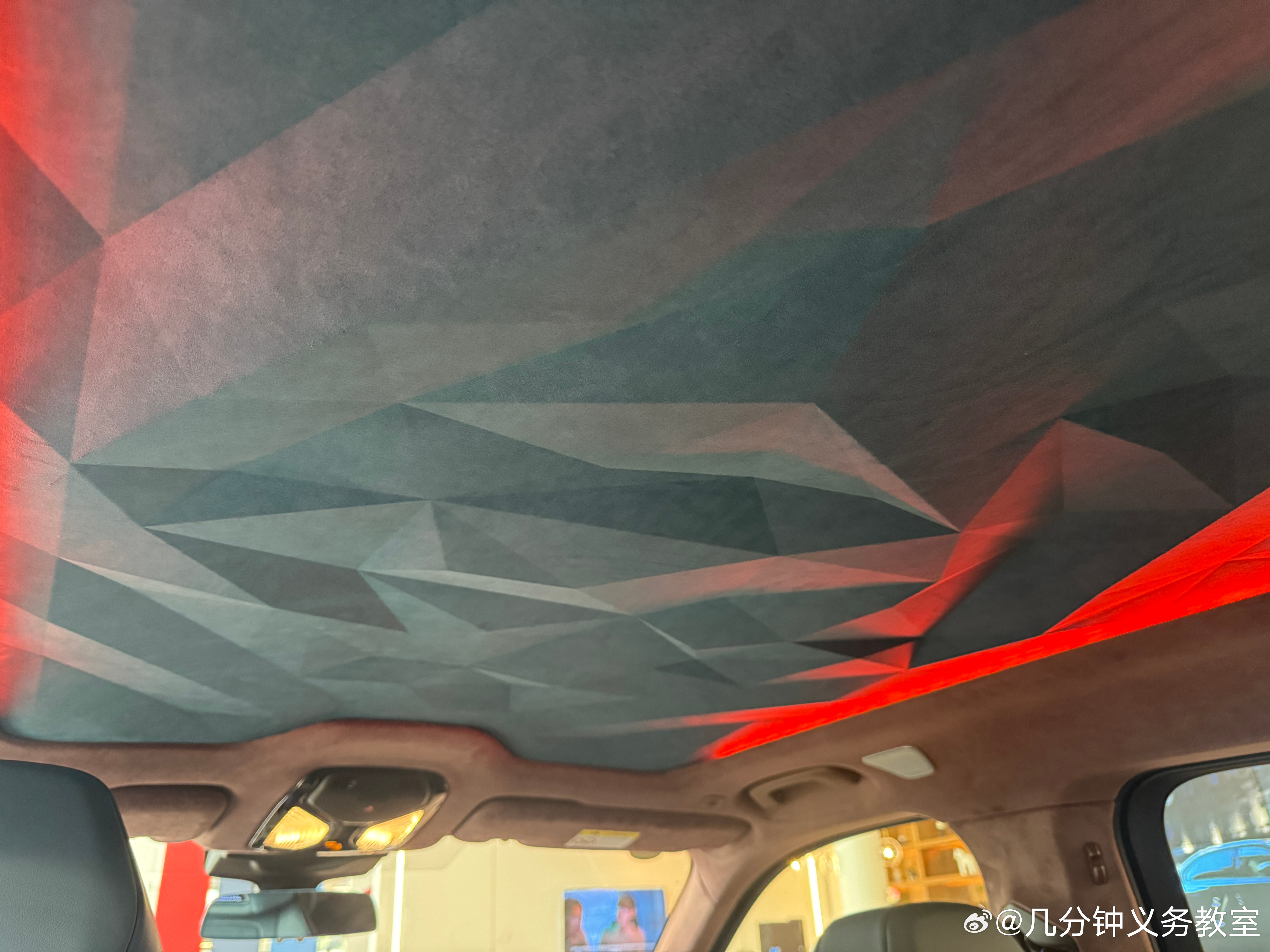 这个顶棚不是花纹，是真实的起伏，猜个车吧 ​​​