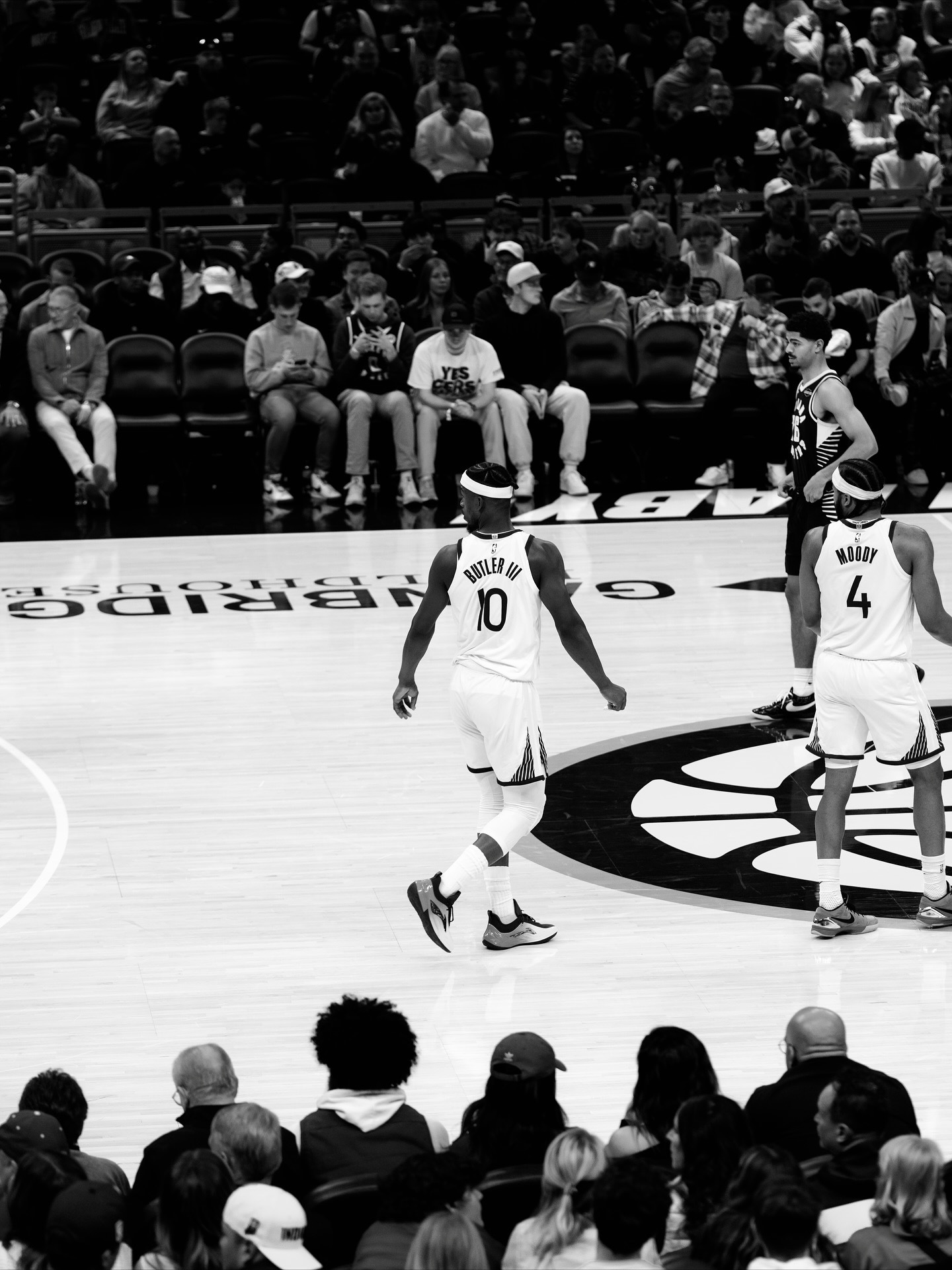 吉米·巴特勒今晚将缺席对阵太阳的比赛，他因下背部酸痛出战成疑。勇士队今晚背靠背作