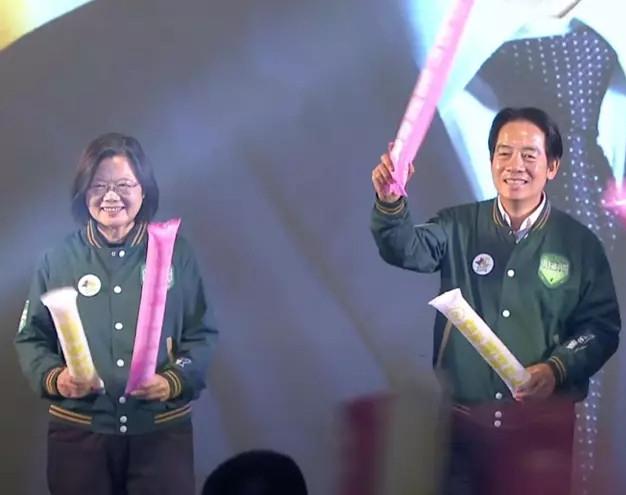 蔡英文今天到陈水扁老家、绿到出汁的台南市麻豆区站台时，不仅自夸执政7年多的成绩，