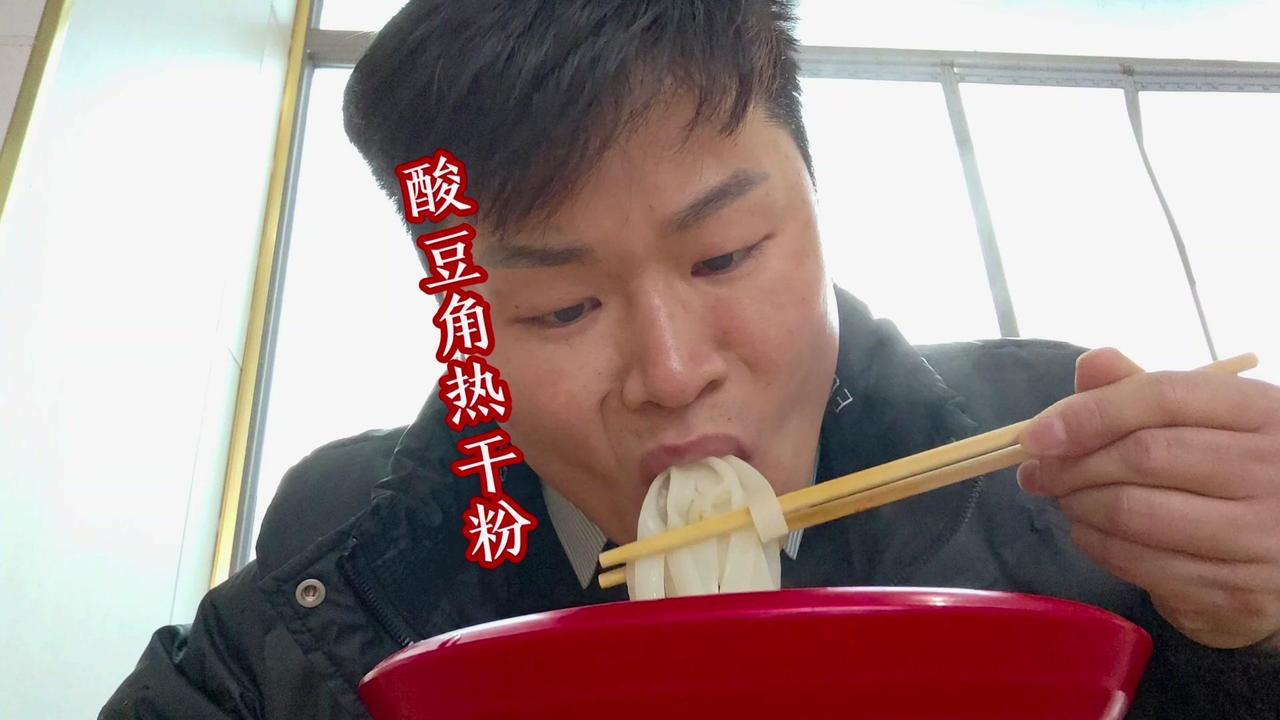 清晨6:40起床，天刚蒙蒙亮就带着饿意来吃早餐。这家蔡阿嫂热干面的粉确实不错，今