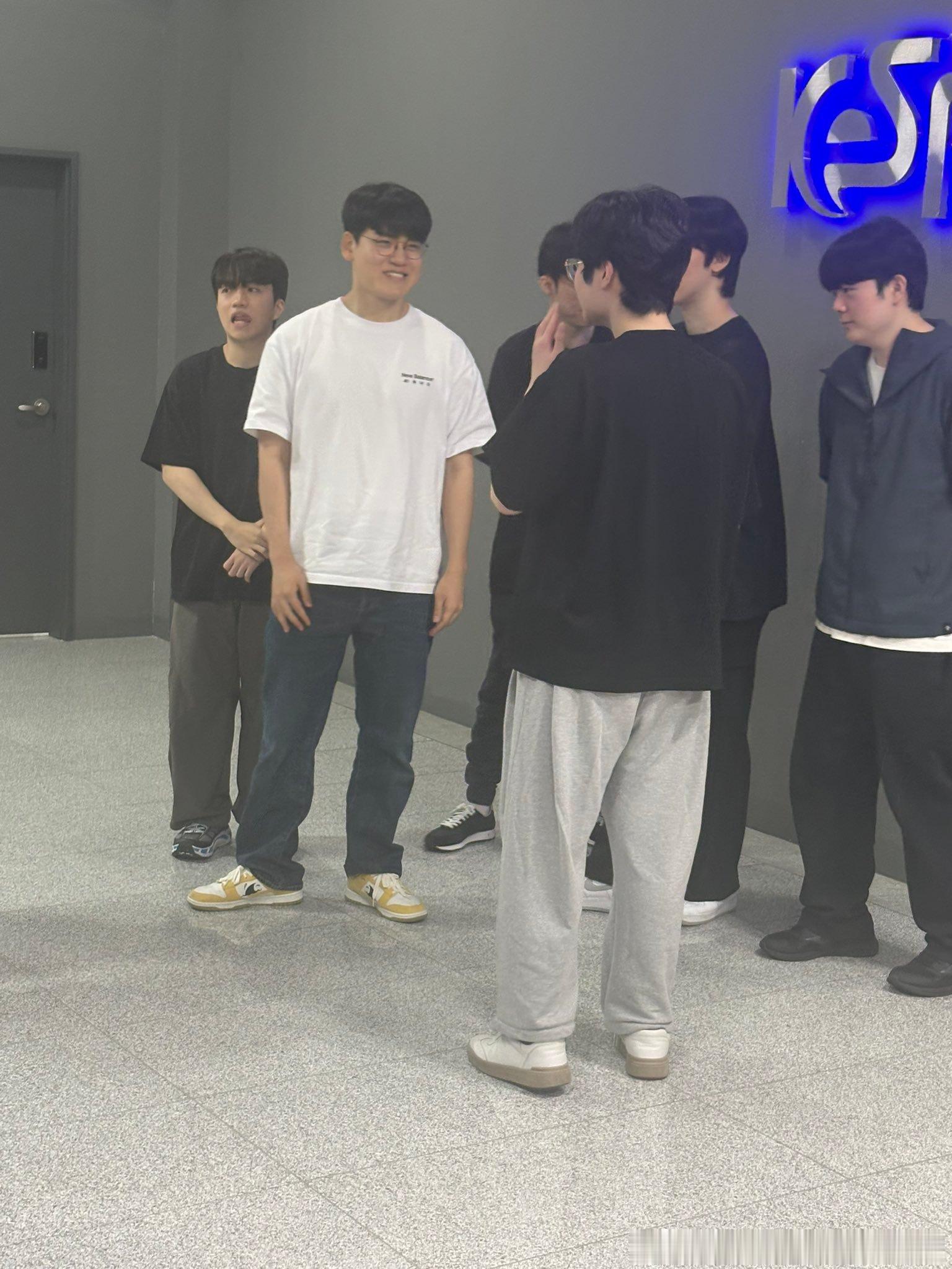 🇰🇷亚运选手团被偶遇了，站在Gumayusi身后的Keria 脸红红的Can