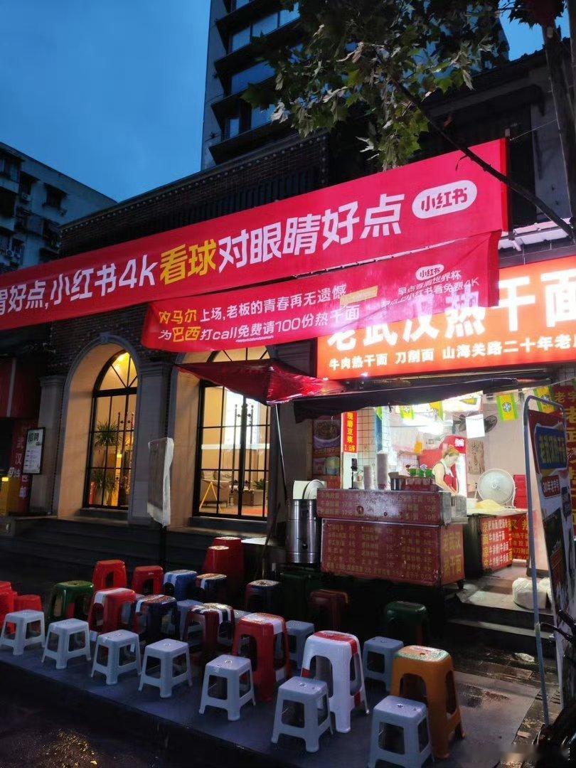 阿根廷赢了但把疲惫写在脸上两度被黑马扳平拖入加时，卫冕冠军拼到力竭艰难拿下晋级名