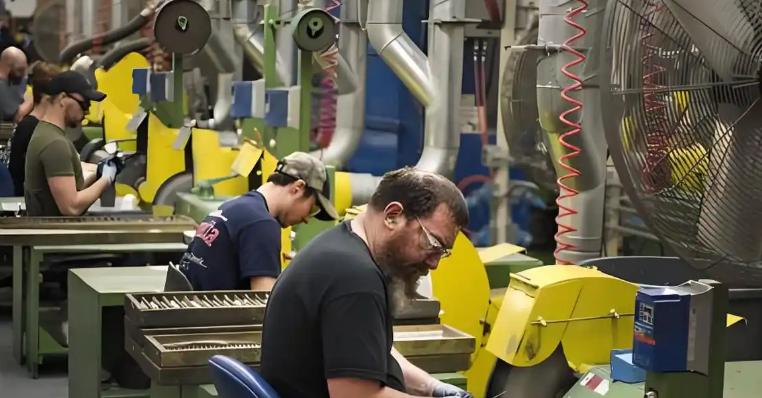美国工人工资40年涨14%，CEO涨1322%，美研究最后锅甩给了中国。


美