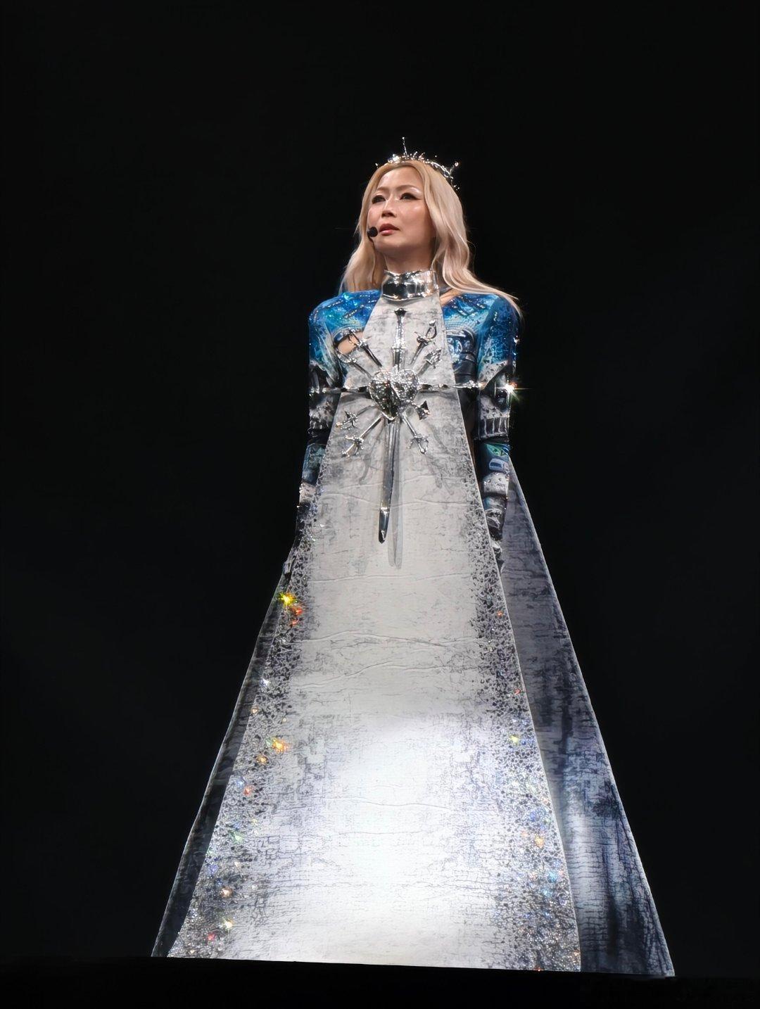 Sammi郑秀文吉隆坡演唱会造型，战袍看起来都好厉害噢