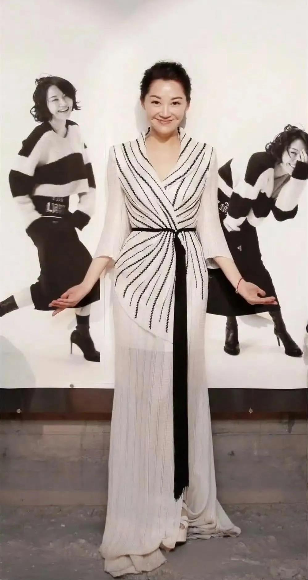 许晴55岁了又怎样？一袭曳地白裙凸显曼妙身姿，气质清新脱俗，优雅大气，皮肤紧致有