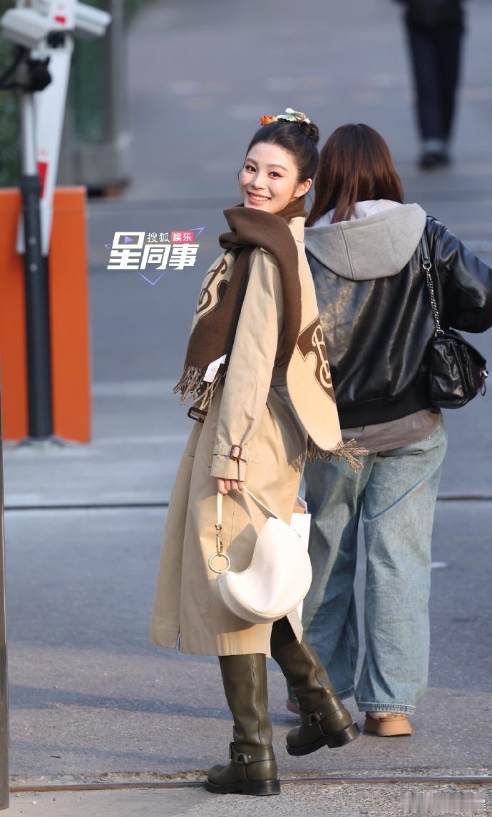 姚晓棠央视蛇年春晚第四次联排  联排中，姚晓棠一路挥手，笑容灿烂。她的造型极具辨