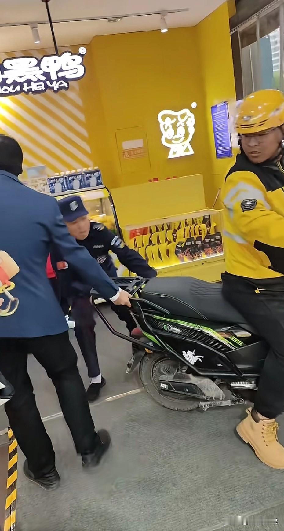 送个外卖都骑别人店里了？
这个视频有点掐头去尾，也不知道为什么送个外卖会骑到别人
