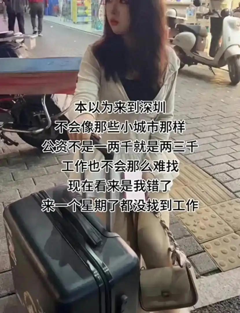 年轻人求职艰难，中年人不敢退休，两代人的困境，戳中无数普通人的心。
当下社会存在