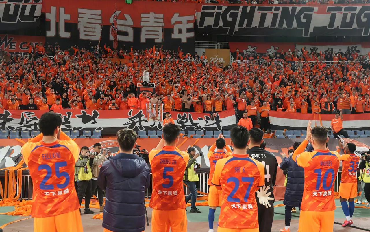 泰山队首发阵容出炉，新援李源一和孙国文获得首发登场机会，费莱尼继续出任首发中锋，