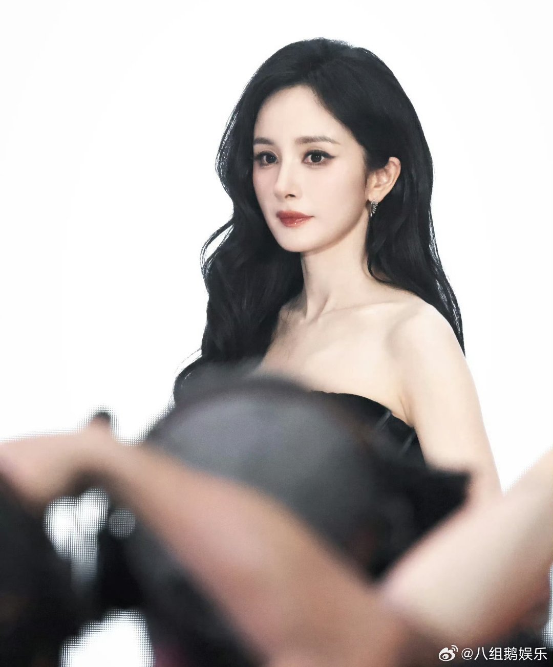 杨幂剪彩神图杨幂亮相上海品牌40周年庆典，作为全球品牌代言人参与全球新概念旗舰店