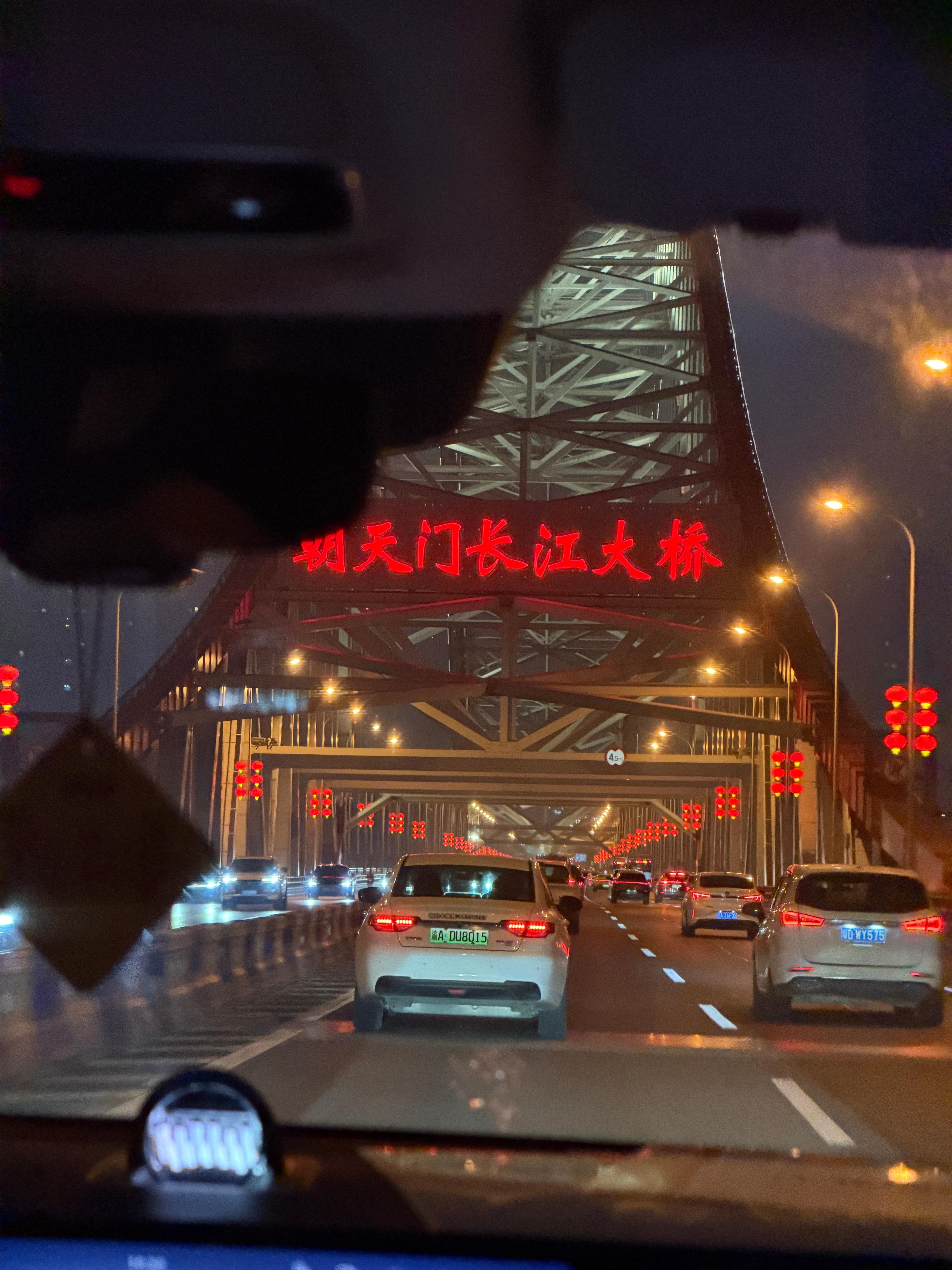 大年三十，路上奔驰，驾超长续航电车，全家南下。沿途温州、福州、厦门、汕头等地，吃