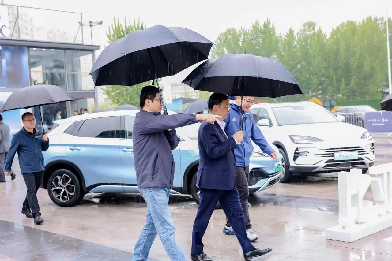 没想到，全球销量前十的老板也要下到一线调研！最近有网友在山东临沂的平邑县看到王传