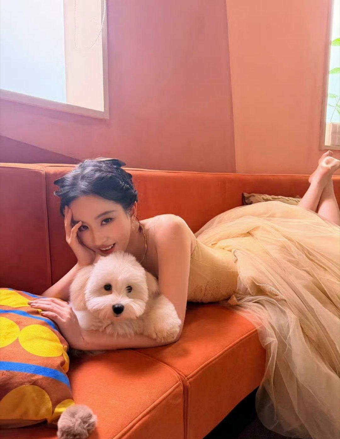 刘亦菲晒初雪哈哈合照，收到了今年初雪的浪漫，好可爱的刘亦菲啊！ 