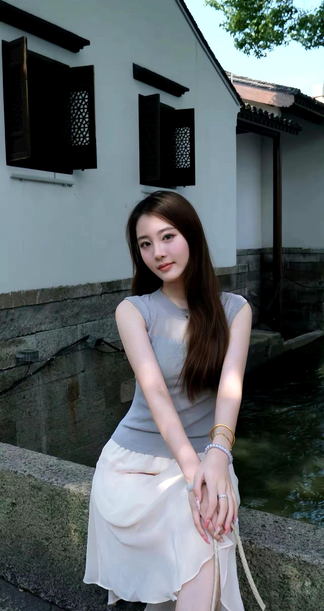 温婉娴静，在古典的园林边散发着穿透时光的温柔。一眼沦陷的神级美图 甜美 温柔气质